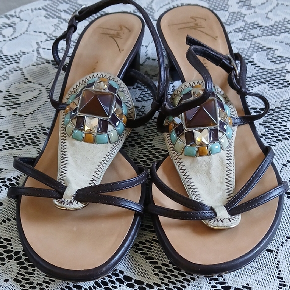 Giuseppe Zanotti Black and Cream Sandals with T-Strap Design - Picture 10 of 10